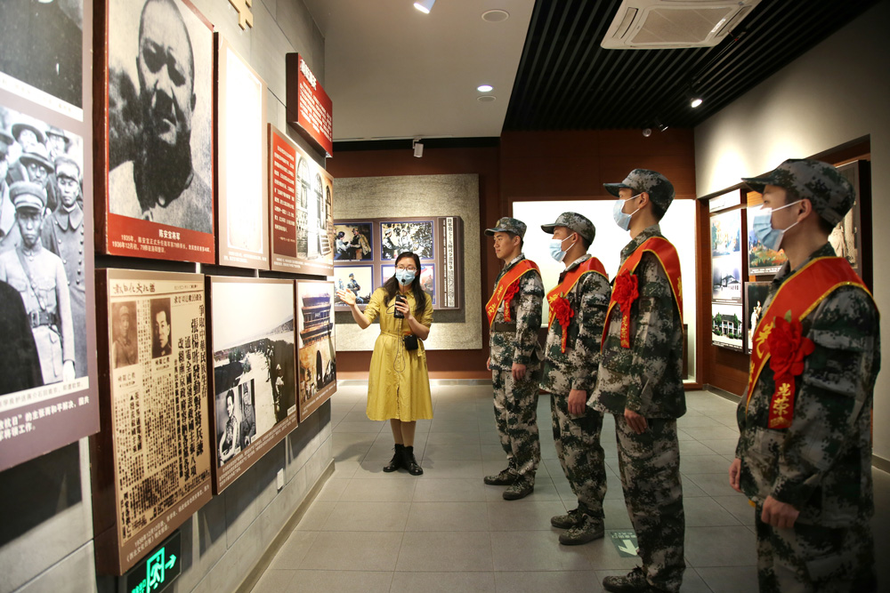 3月14日下午，台州市路桥区横街镇4名即将入伍的新兵在陈安宝纪念馆参观。王国洋摄