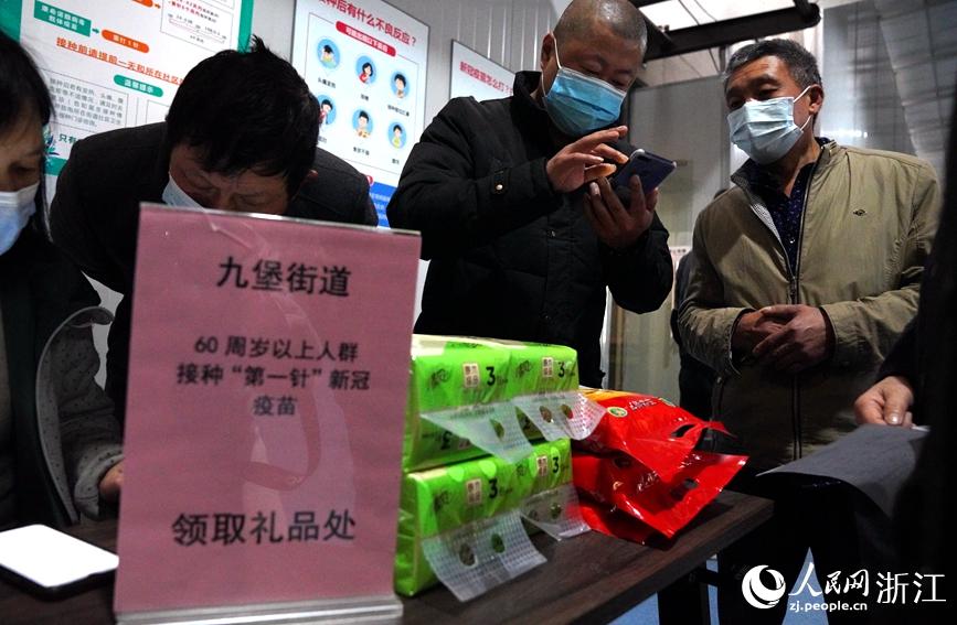 杭州市衛生健康委倡議，60歲以上老人在沒有禁忌症的前提下要盡量接種。人民網 張麗瑋攝