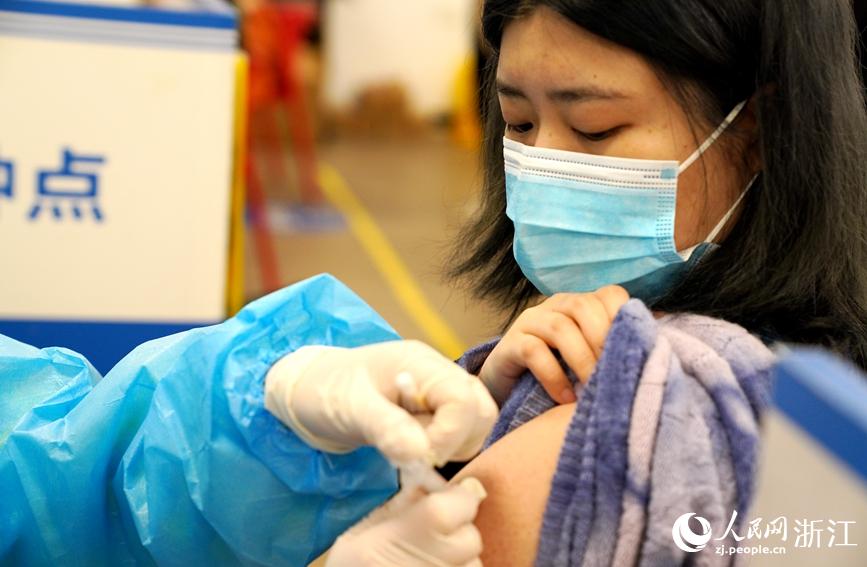 市民在杭州九和医院接种新冠病毒疫苗。人民网 张丽玮摄