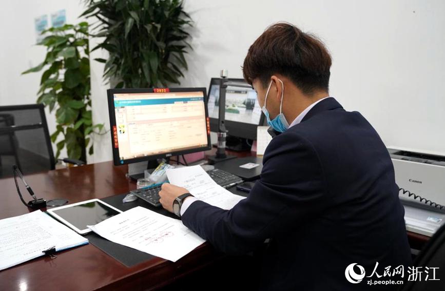 杭州殯儀館信息中心客服在接到家屬需要全程代辦服務電話時，講解服務相關內容及所需証件。人民網 張麗瑋攝