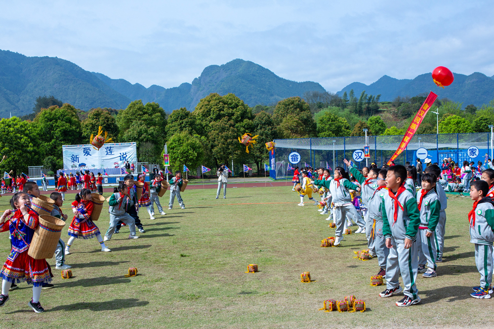 同学们参与畲族传统体育项目。潘庭贤摄