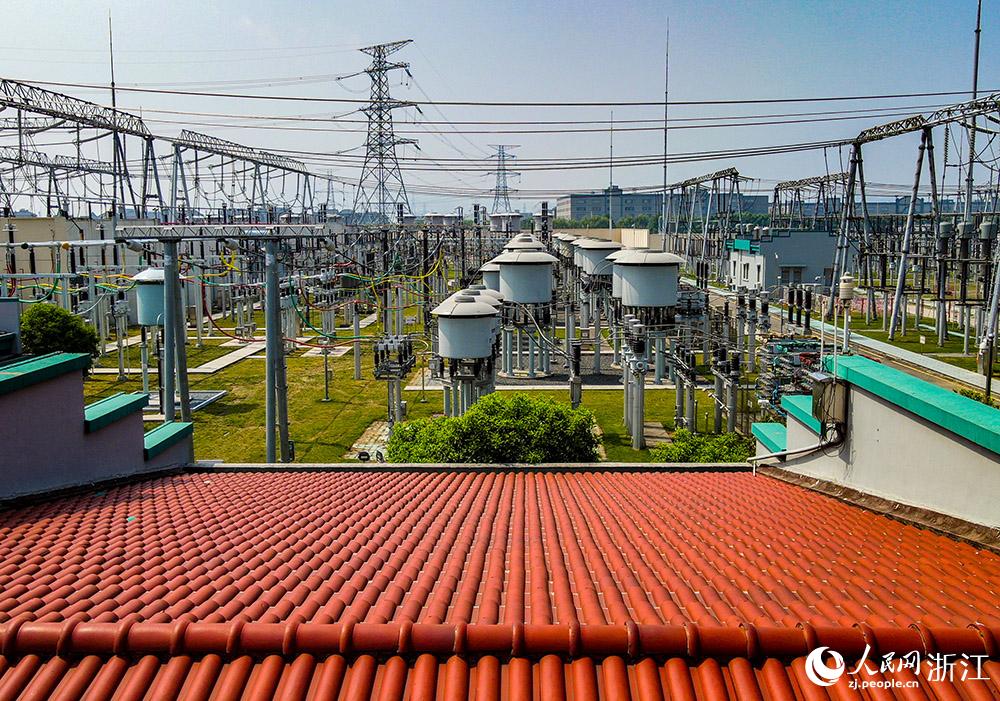 位于杭州萧山区的500千伏涌潮变电站扩建工程正式竣工投产。人民网 章勇涛摄