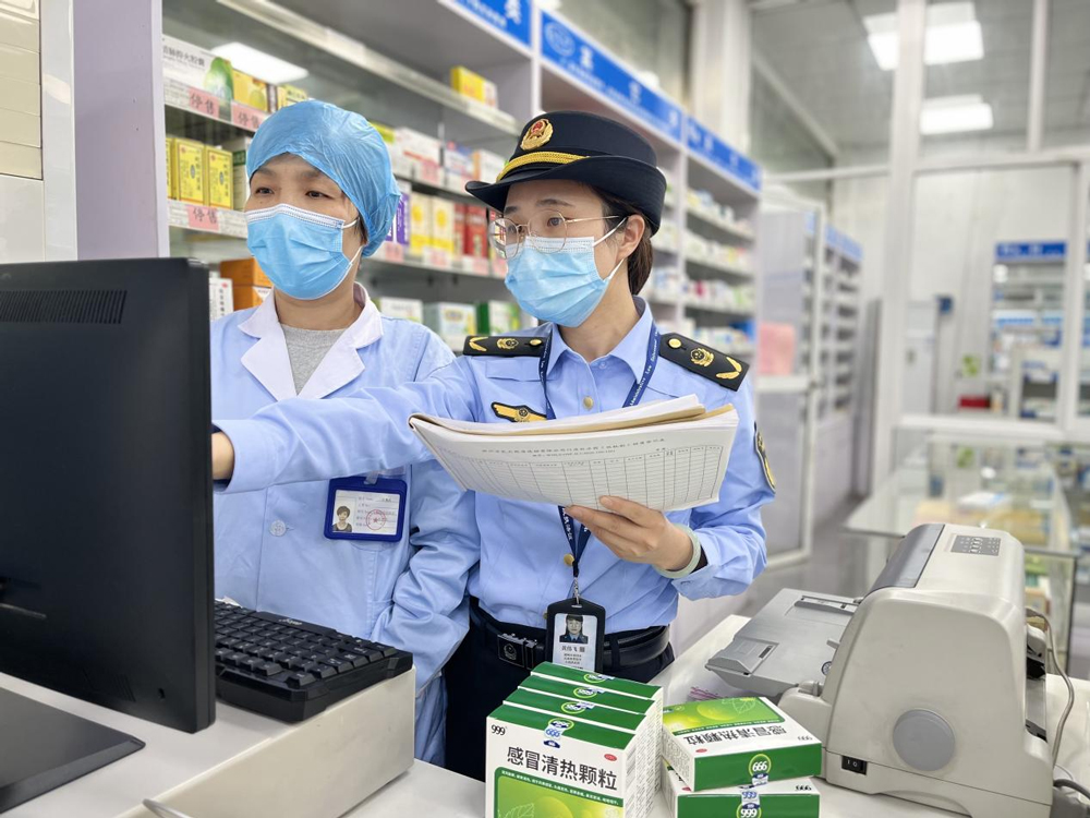 工作人員對“四大類”藥品停售情況進行檢查。南潯區市場監管局供圖