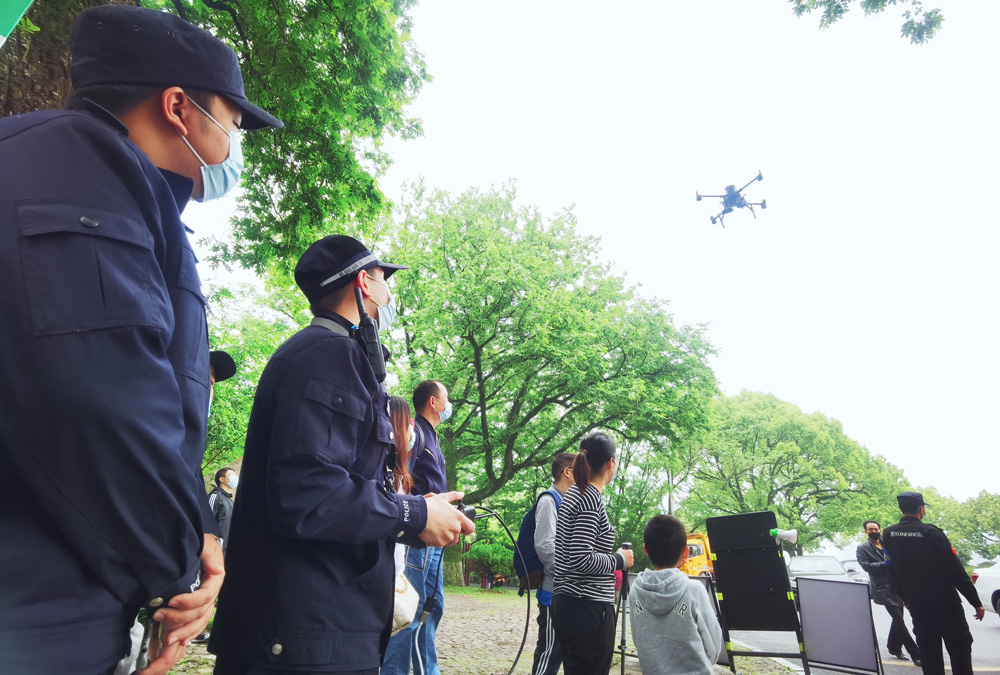 杭州西湖景区公安用警用无人机进行“空中课堂”反诈宣传。梁晓滨摄