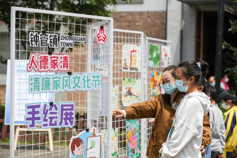 活動現場展示了孩子們親手繪成的清廉家風主題手繪畫。姚萍攝