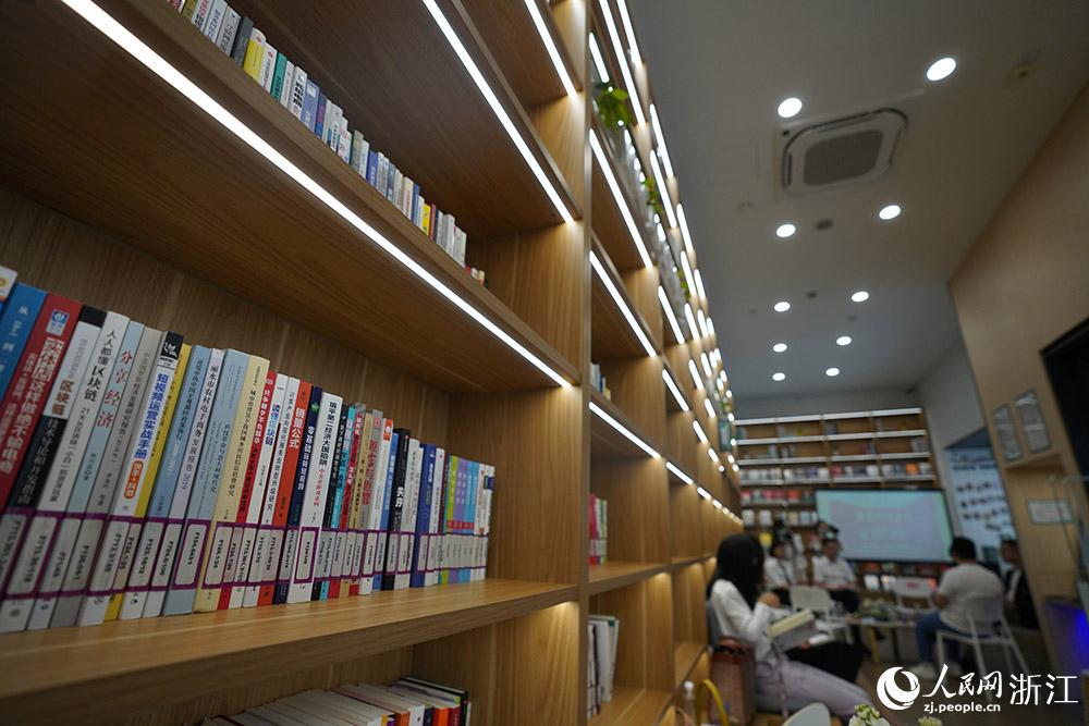 5月27日，读书分享会在宁波市首家金融主题书房“育才书房”举行。人民网 章勇涛摄