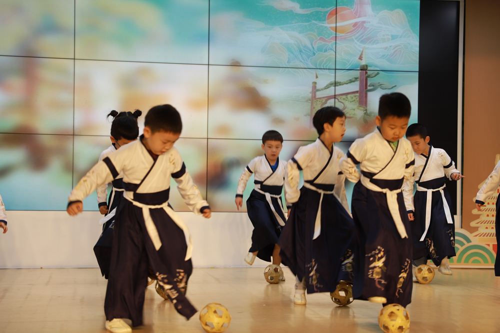 孩子們練習蹴鞠。杭州市人民政府機關幼兒園供圖