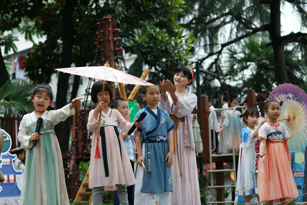 孩子們參與“吟詩頌賦”活動。杭州市人民政府機關幼兒園供圖