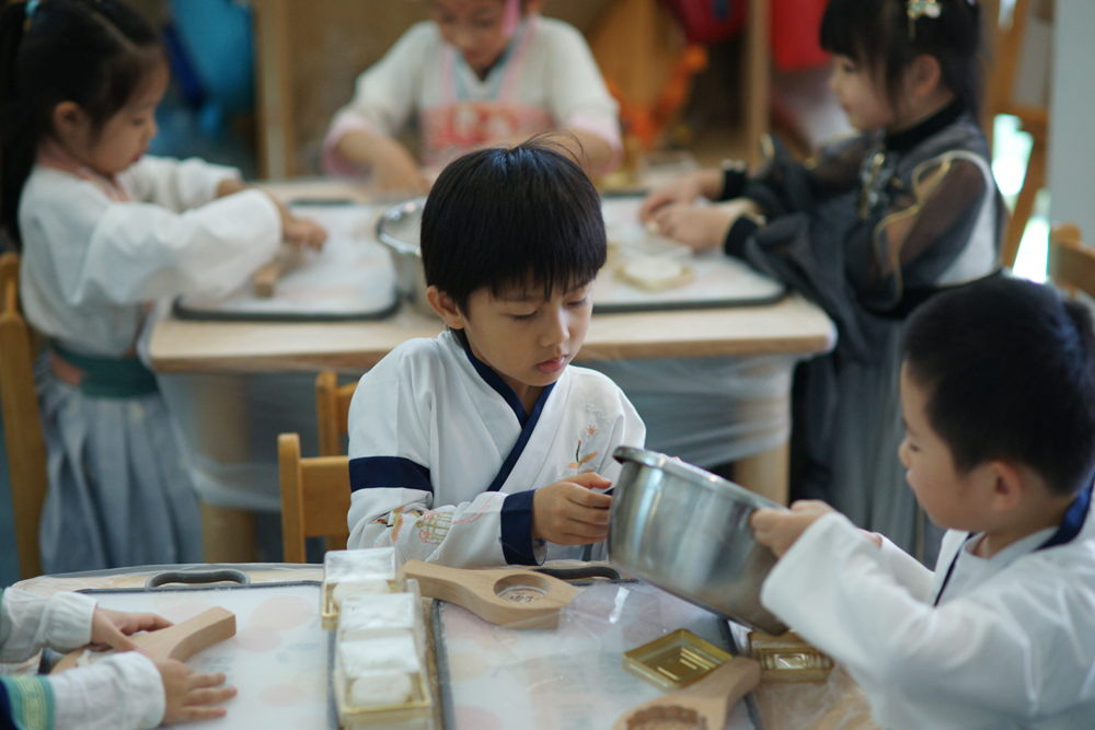 孩子們正在制作宋代糕點。杭州市人民政府機關幼兒園供圖