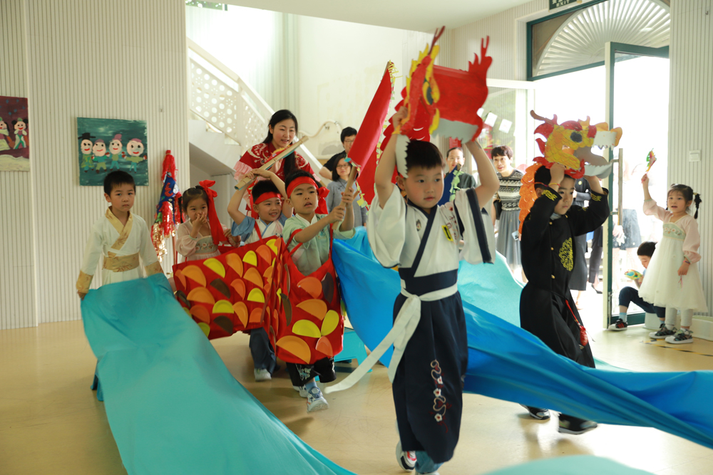 孩子們參與舞龍排練。杭州市人民政府機關幼兒園供圖