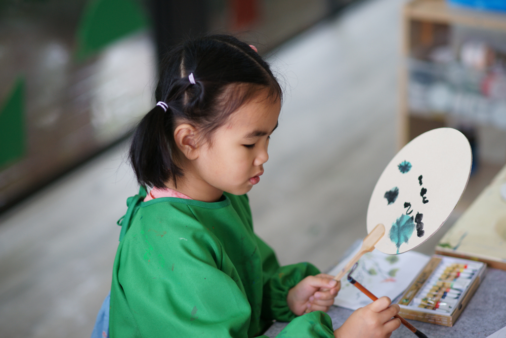 孩子正在繪制團扇。杭州市人民政府機關幼兒園供圖
