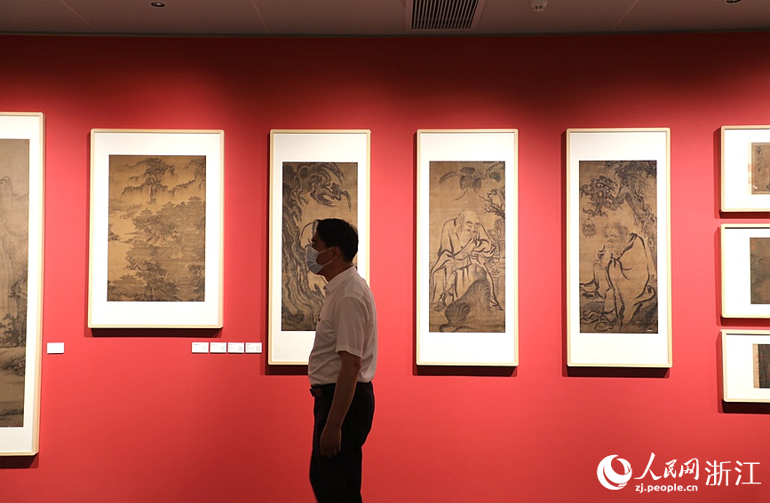 展览中，观众可近距离欣赏诞生于不同时空的中国绘画精品。人民网 方彭依梦摄