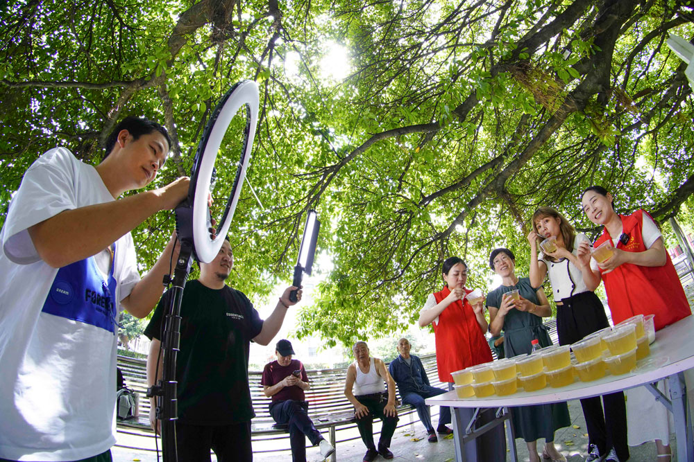 7月4日，在温州市龙湾区永兴街道五溪村瓜棚里，党员志愿者架上直播设备为家乡产品代言。苏巧将摄