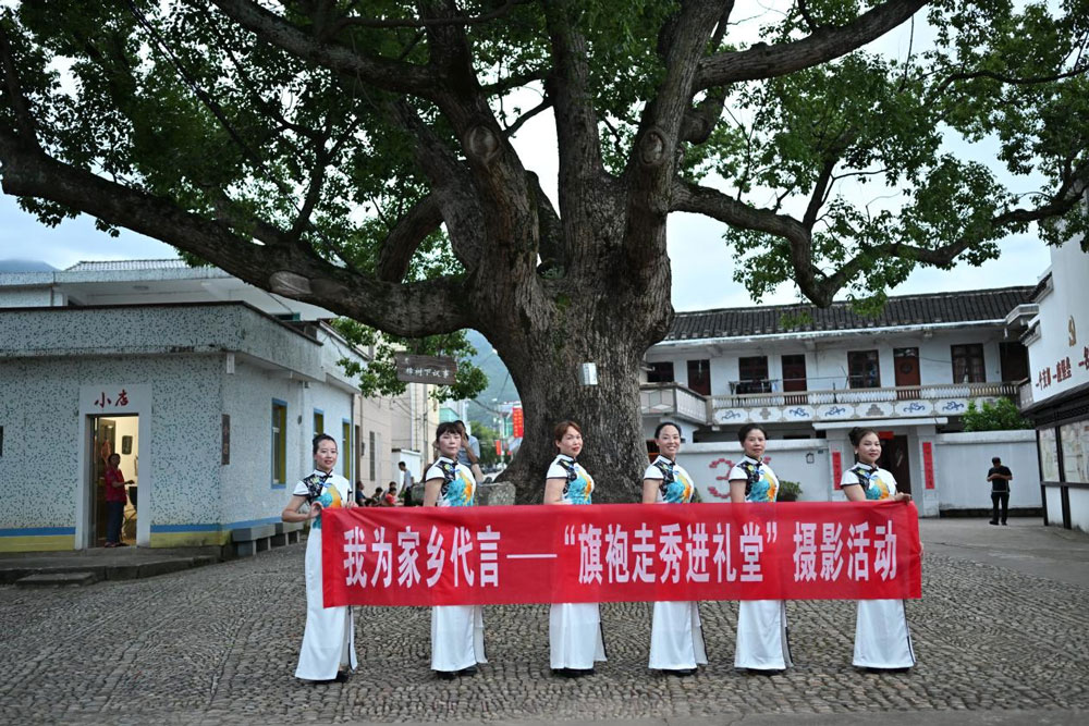 大郑村文化礼堂“樟树下议事”。前童镇供图
