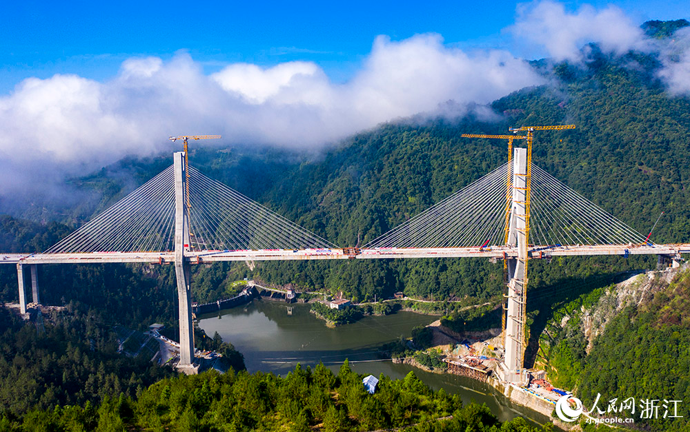 7月8日，航拍温州市文成县高岭头水库特大桥。人民网 章勇涛摄