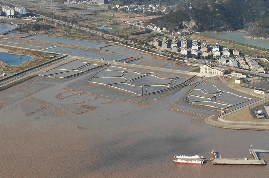 俯瞰舟山六橫島大岙鹽沼修復及海堤生態化建設工程。六橫管委會供圖