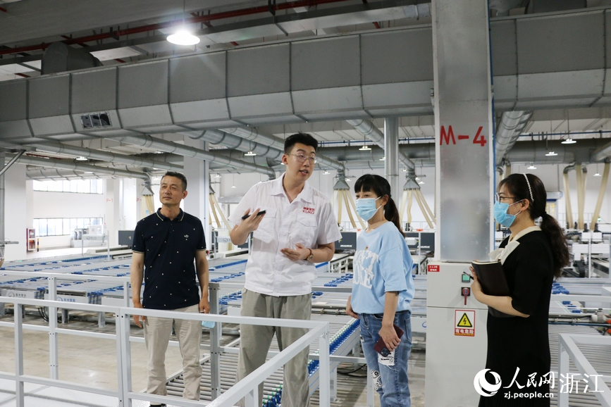 杭州钱塘临江高科园助企服务员来到杭州顾家全屋定制生产研发基地，了解企业复工复产情况。人民网 王丽玮摄