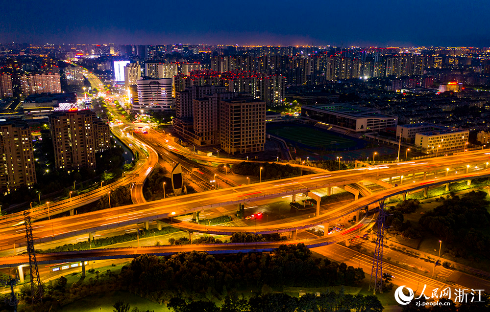 7月20日，车辆行驶在宁波市江北区北环高架与江北大道上。人民网 章勇涛摄