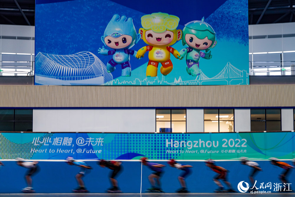 小朋友們在杭州亞運會錢塘輪滑中心練習輪滑。人民網 章勇濤攝