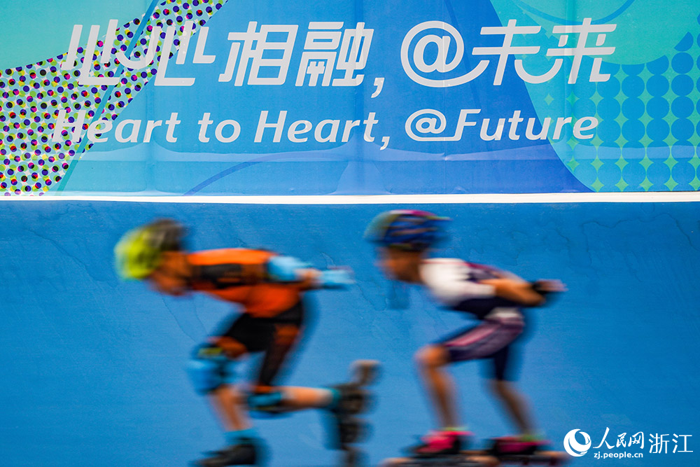 小朋友們在杭州亞運會錢塘輪滑中心練習輪滑。人民網 章勇濤攝