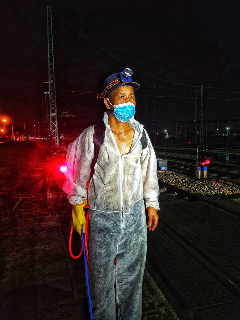 桐岭车辆段保洁人员正在对列车进行清洁消毒。周好摄