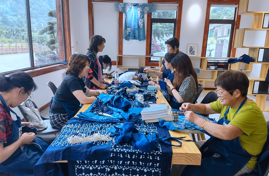 雷山村老年人在工作室对蓝印花布作品进行刺绣等深加工。段凌云摄