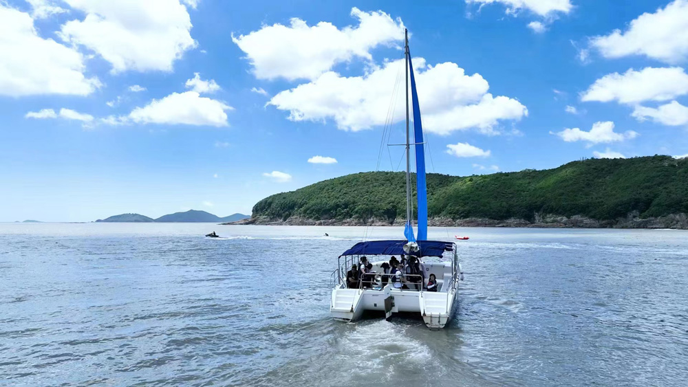 8月5日，在宁波象山东旦时尚运动海滩，不少游客正在体验水上游乐项目。周莹摄