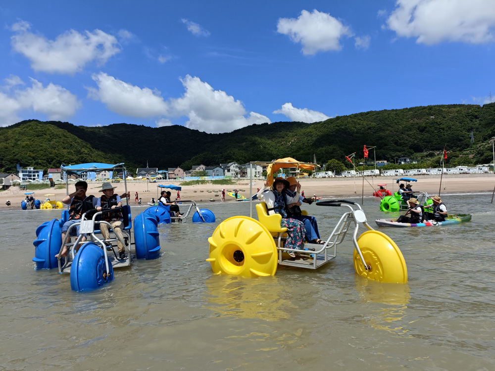 8月5日，在宁波象山东旦时尚运动海滩，不少游客正在体验水上游乐项目。任吟摄