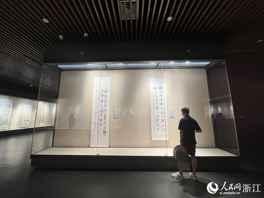 除了学生作品外，在兰亭书法博物馆还能看到名家作品展集。人民网 张丽玮摄