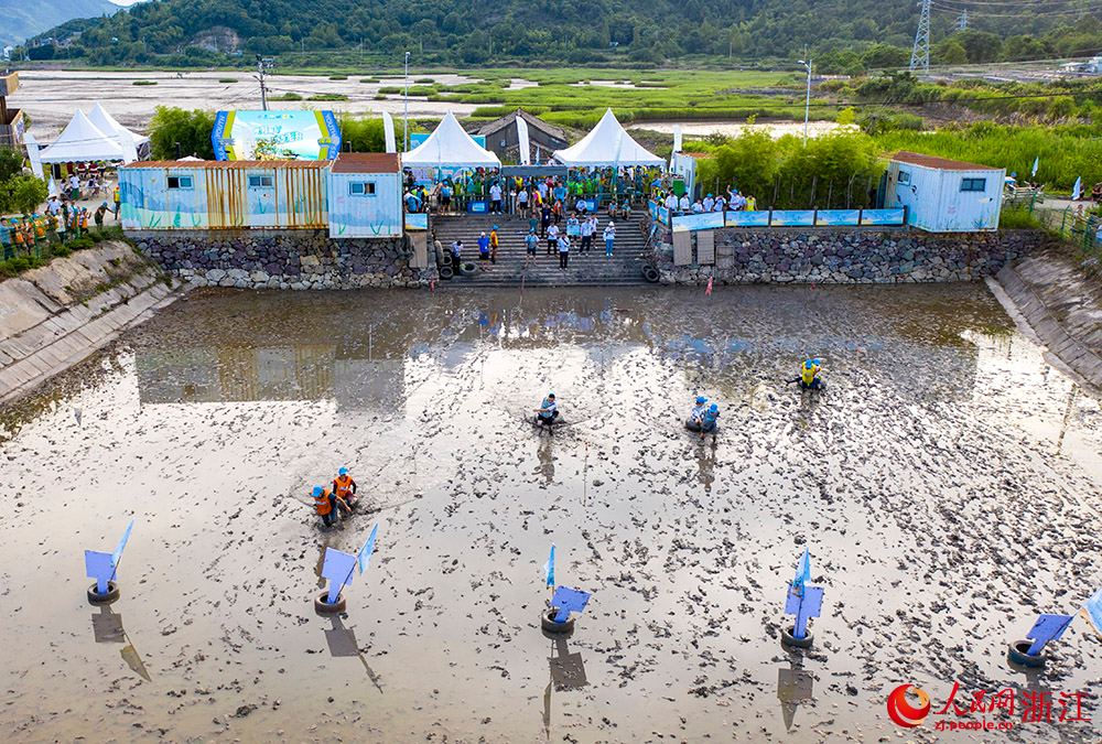 参赛选手在滩涂上进行赶海渔家项目的比赛。人民网 章勇涛摄