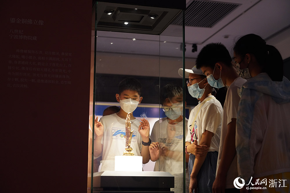 8月10日，市民在舟山博物馆观看越窑青瓷。人民网 章勇涛摄