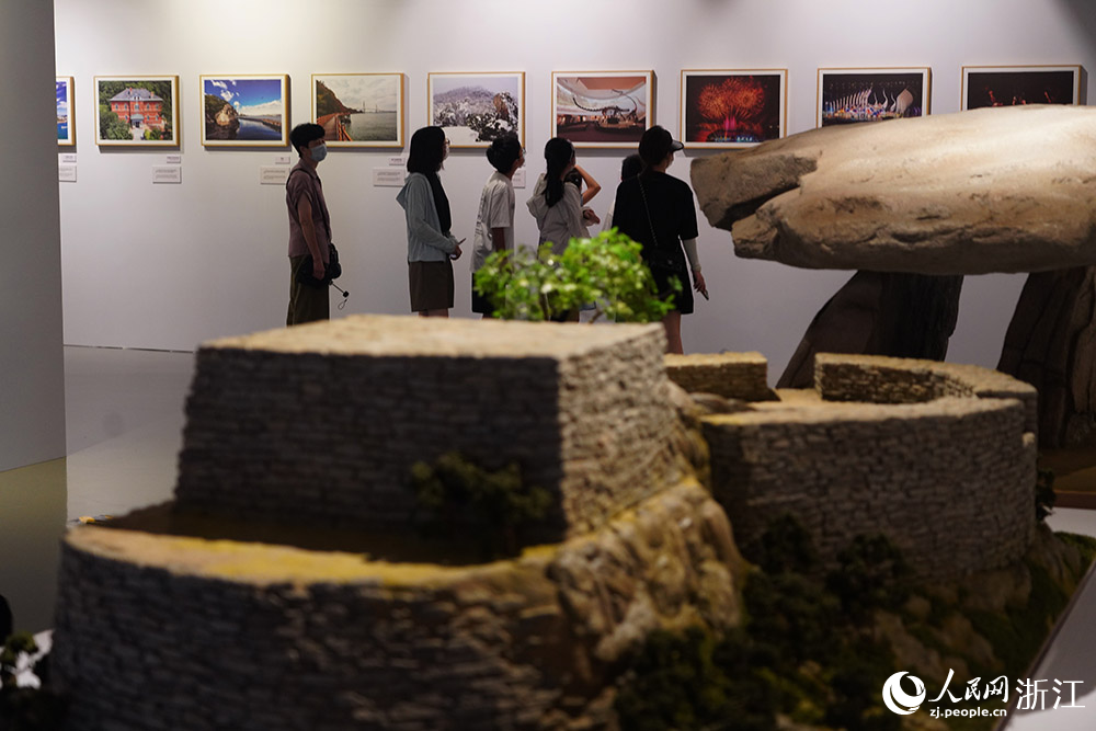 8月10日，市民在舟山博物馆观看江华郡图片展。人民网 章勇涛摄