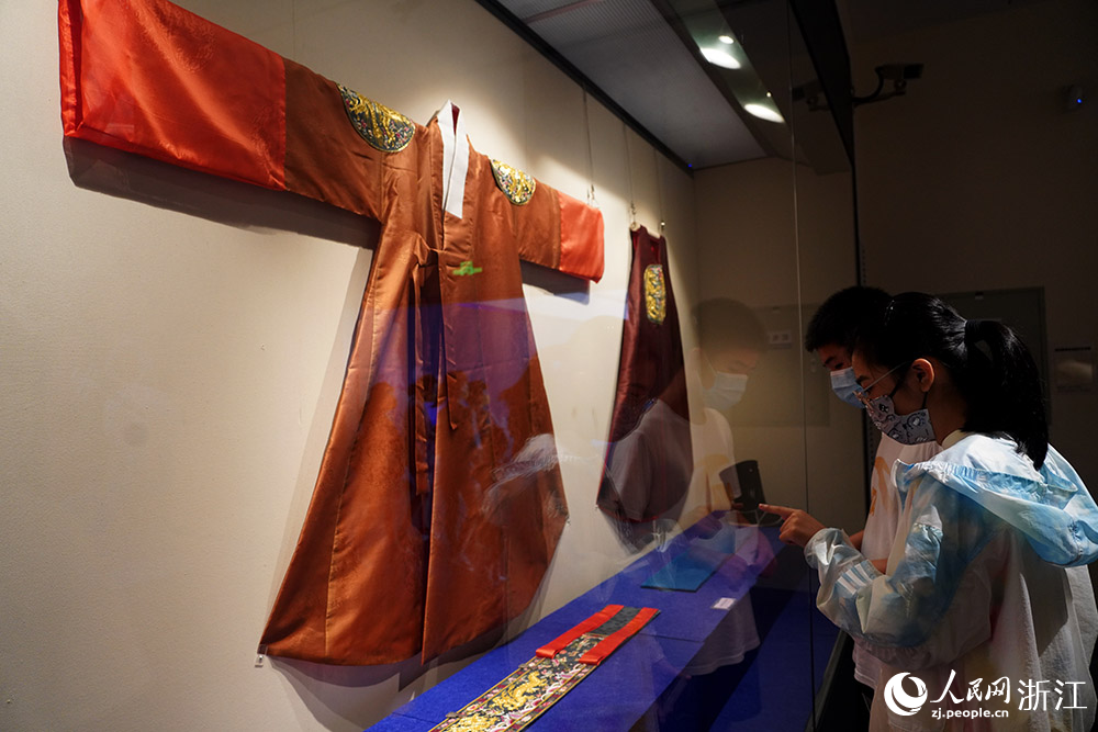 8月10日，市民在舟山博物馆观看传统服装。人民网 章勇涛摄