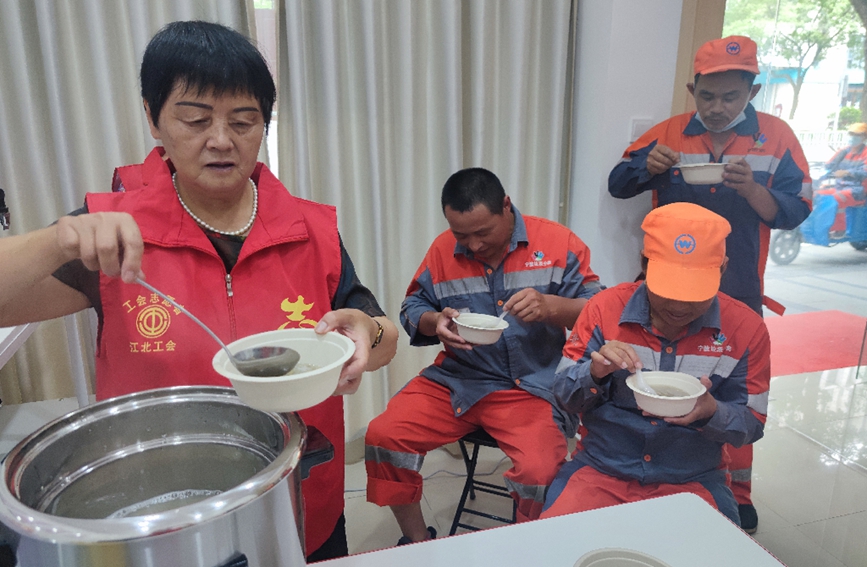 宁波北岸商圈工会联合会户外劳动者驿站的工作人员早早准备好了温热的绿豆糖水，给劳动者们解解暑、醒醒神。宁波市总工会供图