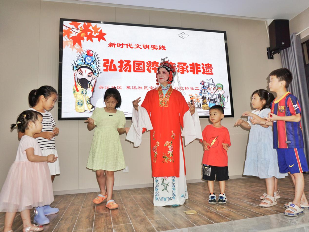 郑红霞为学生们进行京剧表演指导。陶忠德摄