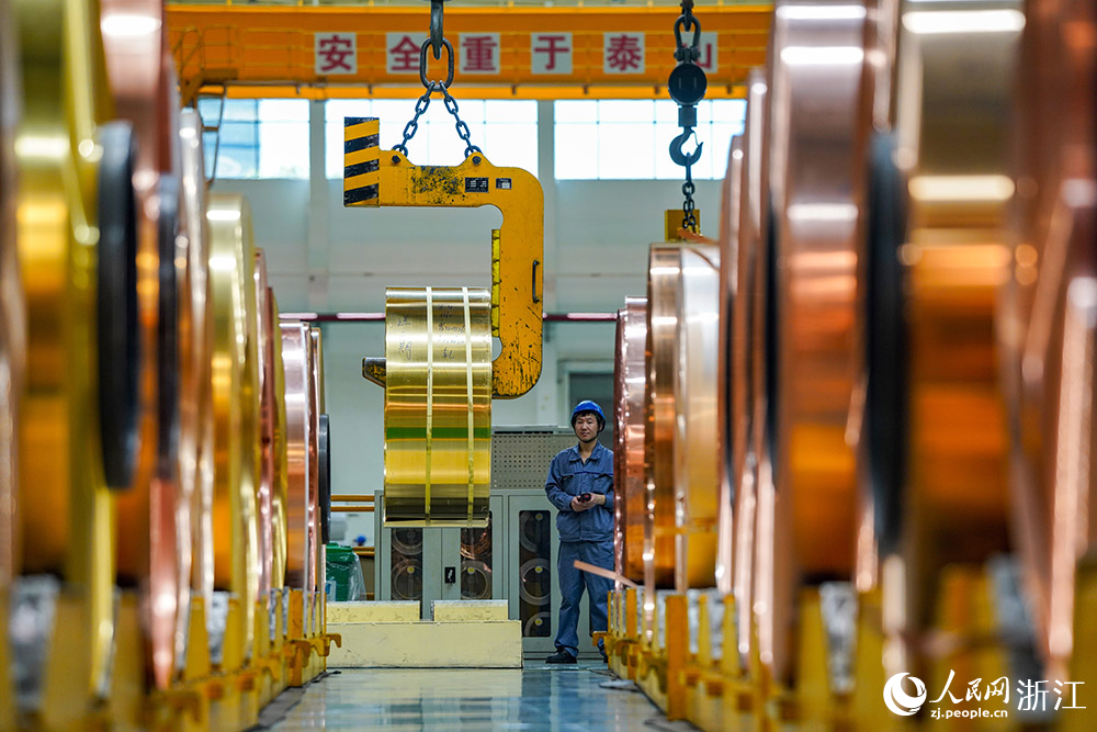 在宁波市江北区一铜带生产车间，各项生产工作正在有序运转。人民网 章勇涛摄