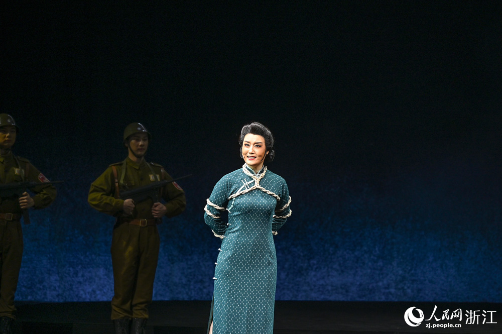 8月19日晚，越剧《枫叶如花》在杭州大剧院上演。人民网 叶宾得摄