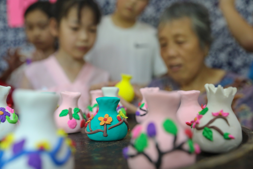非遗传承人潘百娥手把手教青少年制作非遗欢喜团。白羽摄