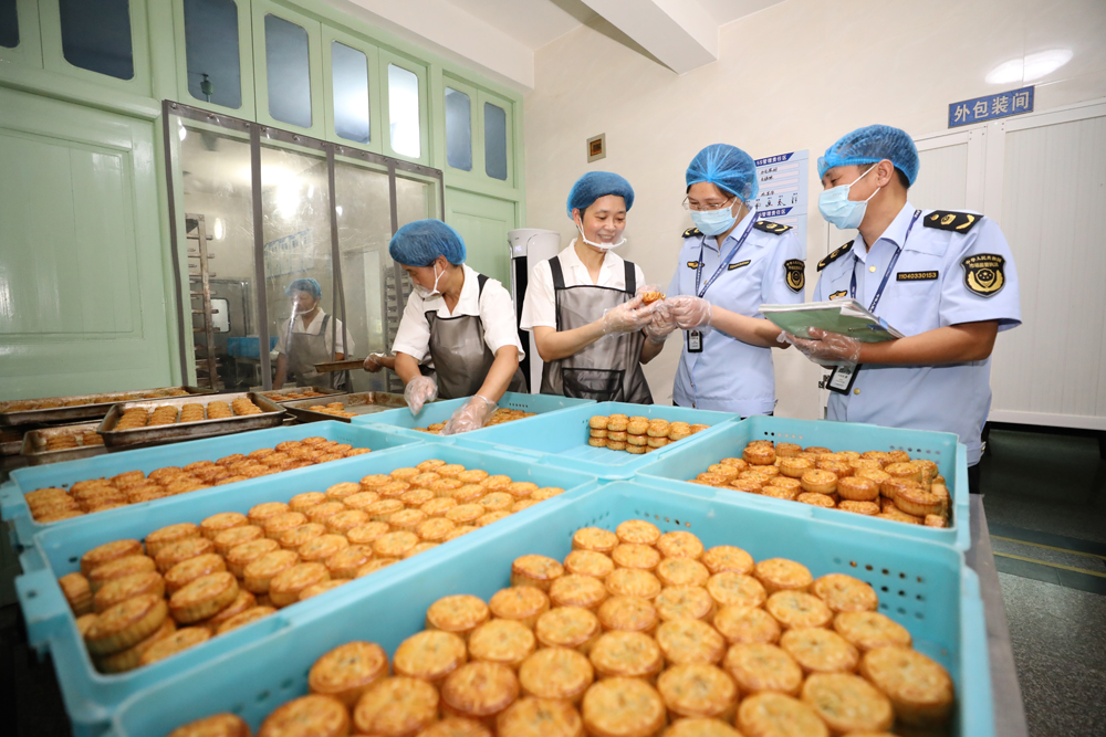食品安全社会监督员对辖区内月饼生产作坊进行专项突击检查。白羽摄
