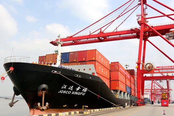  载货巨轮停泊在南京港龙潭港区。江苏港口集团供图