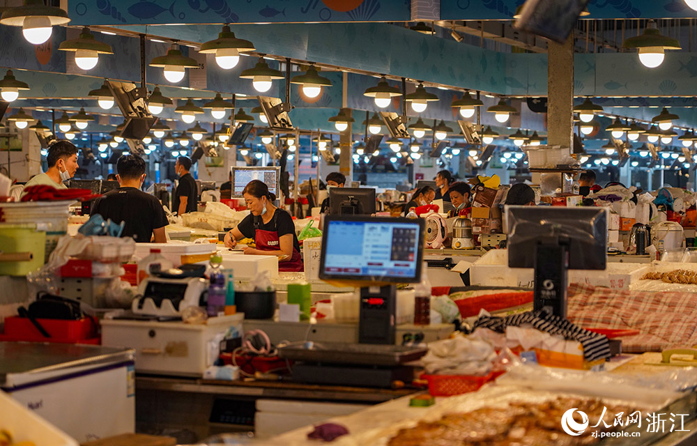 宁波市象山县中心菜市场正在逐步打造智慧化“未来菜场”。人民网 章勇涛摄