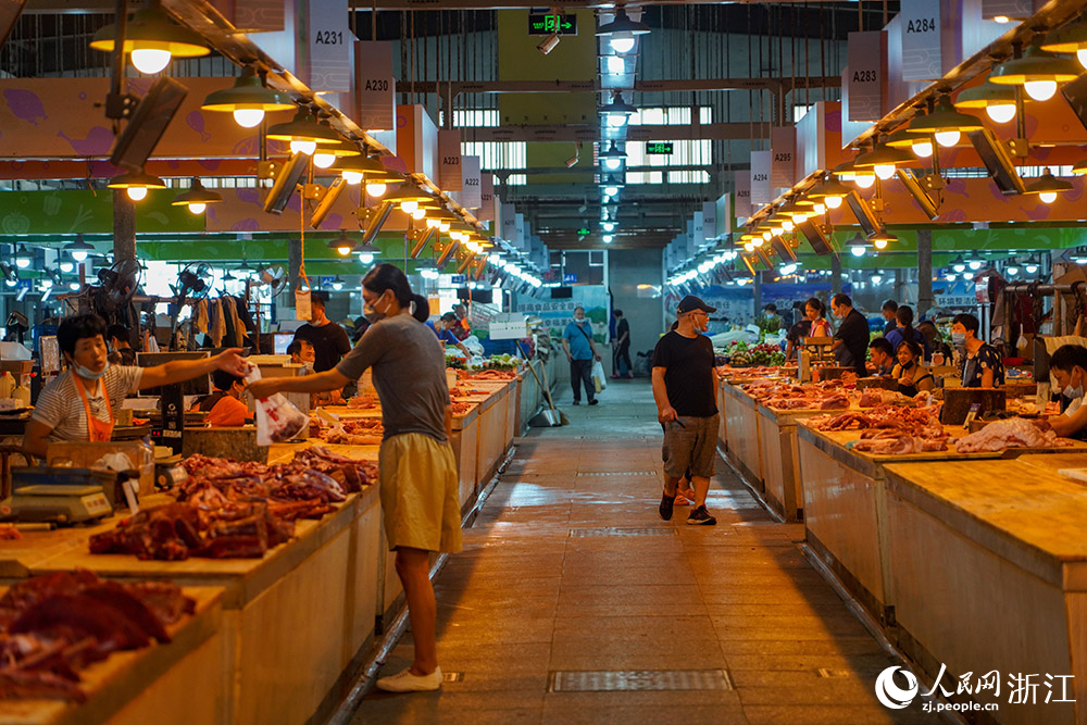 寧波市象山縣中心菜市場正在逐步打造智慧化“未來菜場”。人民網 章勇濤攝