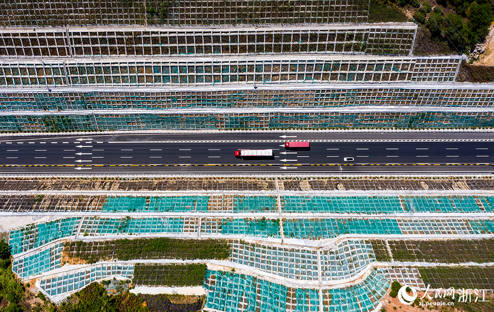 航拍G60沪昆高速杭金衢隧道改路基段。人民网 章勇涛摄