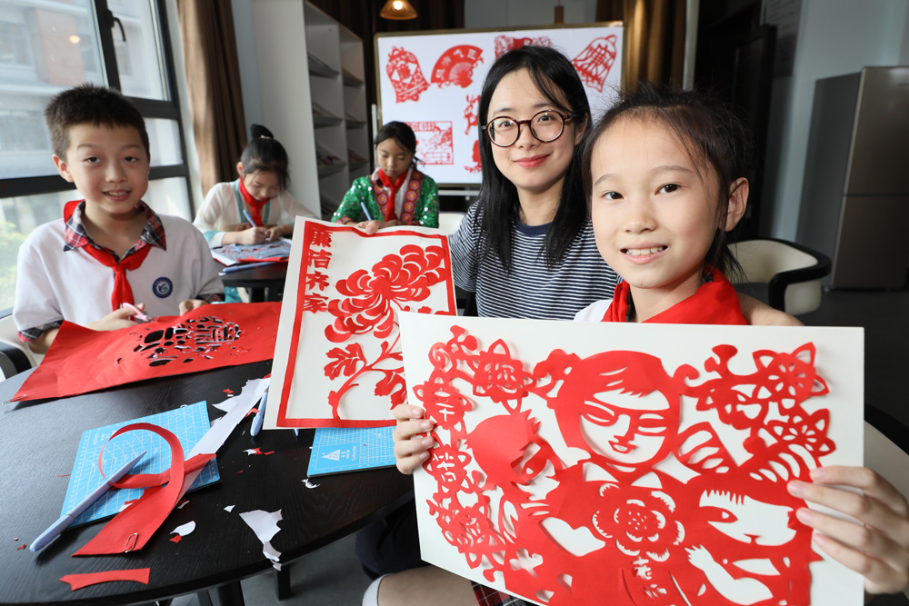湖州市德清县钟管镇一所小学组织师生共同创作“尊师重教，廉洁从教”非遗剪纸作品。白羽摄