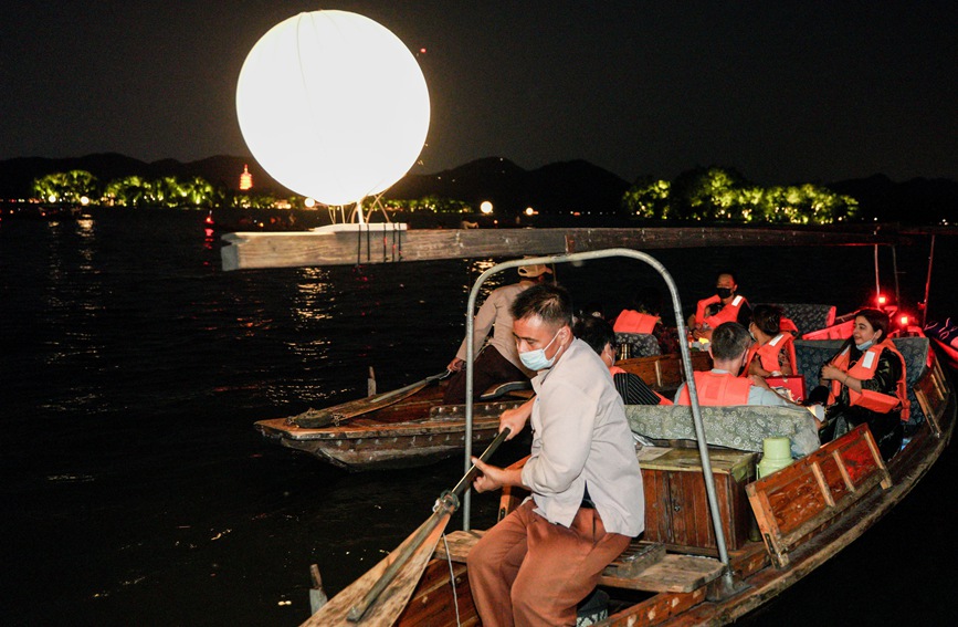 中秋假期，市民游客可乘坐月亮手划船体验宋风夜游。杭州西湖风景名胜区管委会供图
