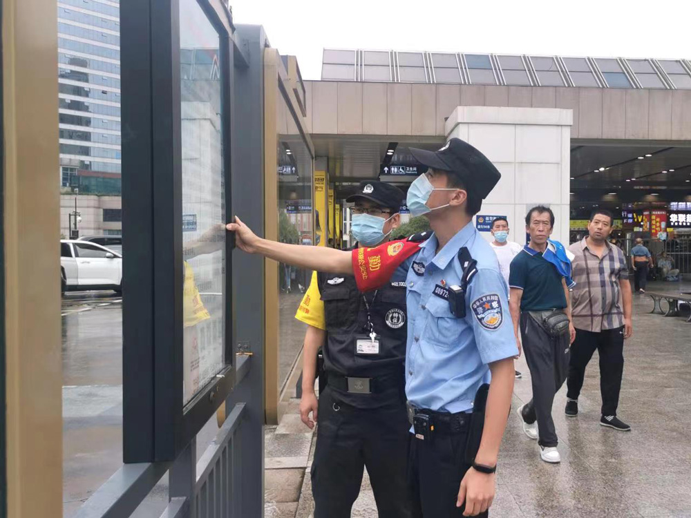 杭州民警检查站区广告牌。浙江铁路公安供图