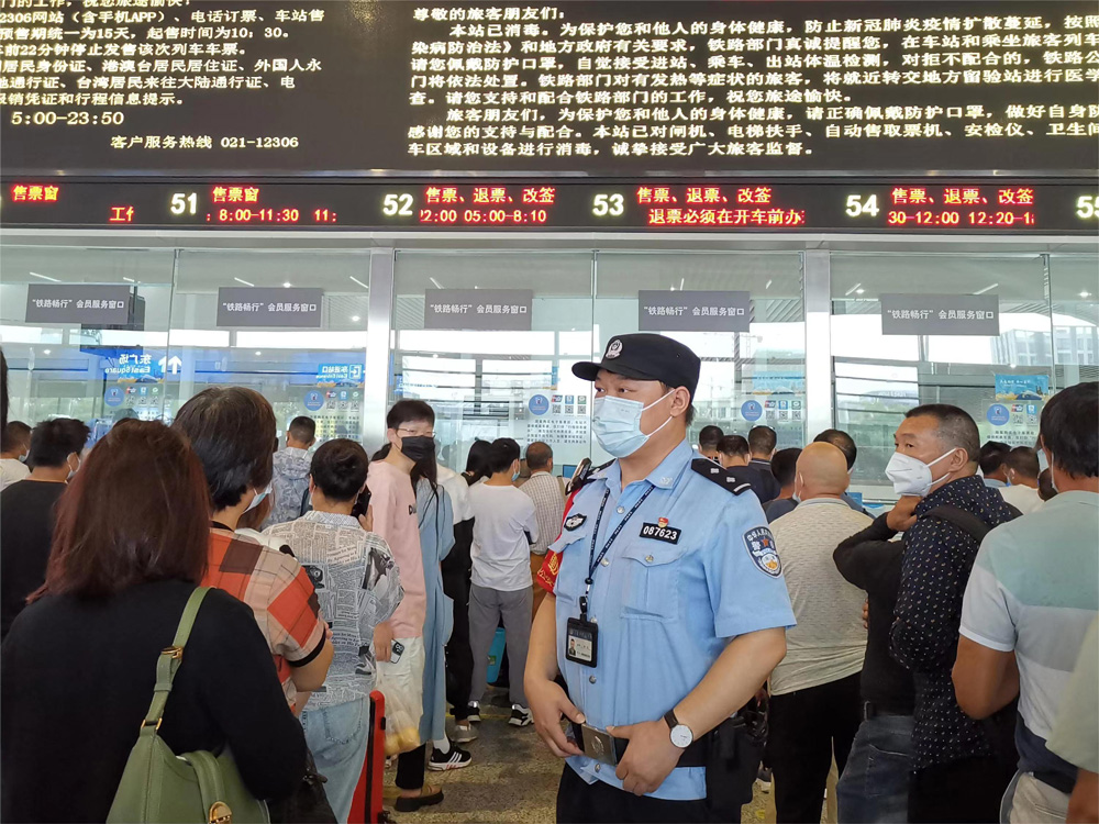 杭州东站民警加强售票厅秩序管控。浙江铁路公安供图