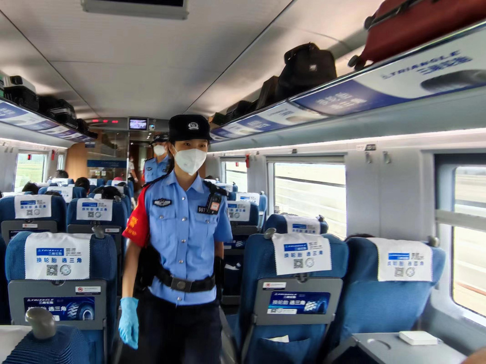 列车乘警加强车厢巡视宣传。浙江铁路公安供图