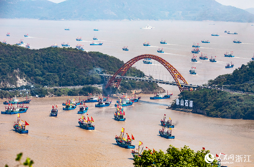 9月16日，渔船驶出石浦渔港。人民网 章勇涛摄