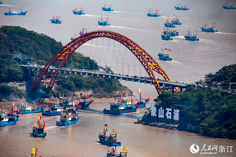 9月16日，渔船驶出石浦渔港。人民网 章勇涛摄